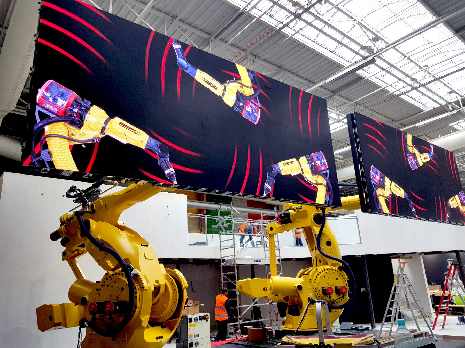 Deux murs LED portés par des robots Fanuc